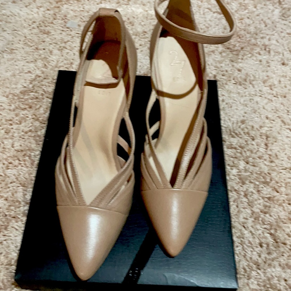 Abree, taupe leather shoes. Size 9 - Picture 1 of 2